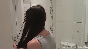 Светловолосая пышногрудая девчушка страпонит женщину в ванной